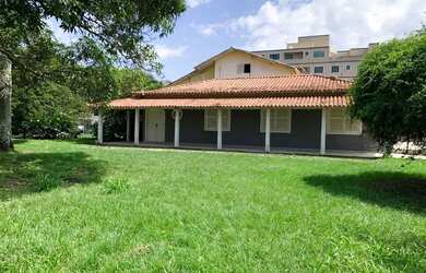 Imagem: A casa possui 3 Dormitórios, 3 Banheiros, 5 Vagas na garagem