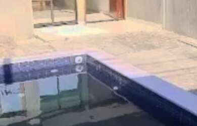 Imagem: A casa possui 3 Dormitórios, 2 Banheiros, 2 Vagas na garagem