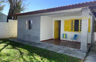 Imagem: A casa possui 3 Dormitórios, Acomodam 6 pessoas, 2 Vagas na