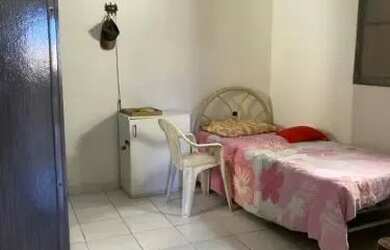 Imagem: A casa possui 3 Dormitórios, 2 Banheiros e 1 Vaga na garagem