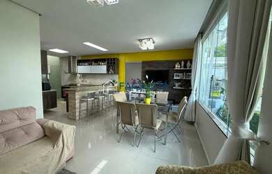 Imagem: A casa em condomínio possui 3 Dormitórios, 3 Banheiros, 4