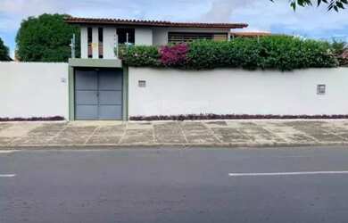 Imagem: A casa possui 4 Dormitórios, 5 Banheiros, 5 Vagas na garagem