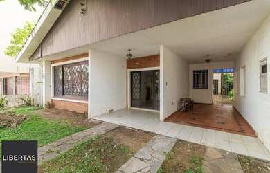 Imagem: A casa possui 3 Dormitórios, 2 Banheiros, 1 Vaga na garagem