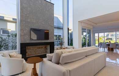 Imagem: A casa possui 3 Dormitórios, 3 Banheiros, 2 Vagas na garagem