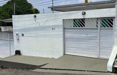 Imagem: A casa possui 3 Dormitórios, 1 Banheiro, 2 Vagas na garagem