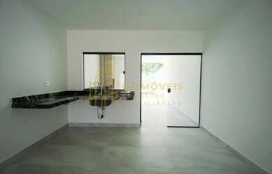 Imagem: A casa possui 3 Dormitórios, 2 Banheiros, 1 Vaga na garagem