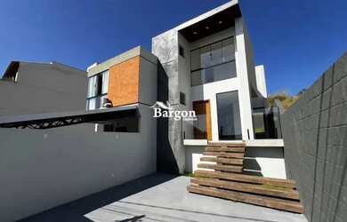 Imagem: A casa possui 3 Dormitórios, 2 Banheiros, 2 Vagas na garagem