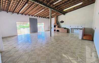 Imagem: A casa possui 2 Dormitórios, 1 Banheiro, 3 Vagas na garagem