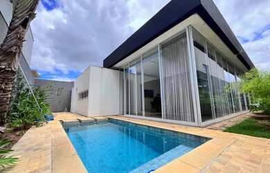 Imagem: A casa em condomínio possui 3 Dormitórios, 4 Banheiros, 3