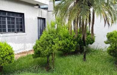 Imagem: A casa possui 3 Dormitórios, 4 Banheiros, 5 Vagas na garagem