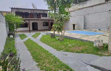 Imagem: A casa possui 3 Dormitórios, 4 Banheiros, 5 Vagas na garagem