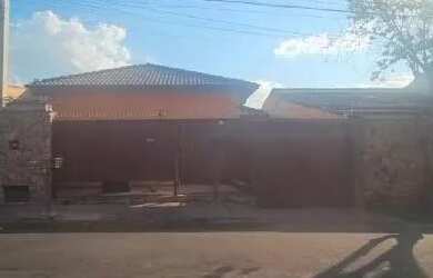 Imagem: A casa possui 1 Dormitório, 1 Banheiro e 250m² de Área e