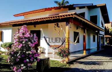 Imagem: A casa possui 5 Dormitórios, 4 Banheiros, 4 Vagas na garagem