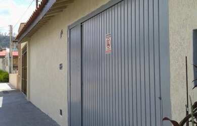 Imagem: A casa possui 2 Dormitórios, 1 Banheiro, 1 Vaga na garagem