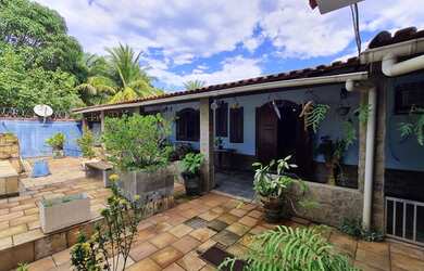 Imagem: A casa possui 4 Dormitórios, 3 Banheiros e 200m² de Área