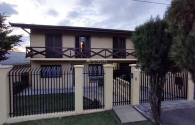 Imagem: A casa possui 4 Dormitórios, 4 Banheiros, 4 Vagas na garagem