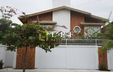 Imagem: A casa possui 4 Dormitórios, 5 Banheiros, 4 Vagas na garagem