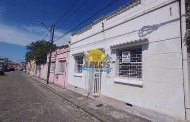 Imagem: A casa possui 4 Dormitórios, 2 Banheiros e 350m² de Área