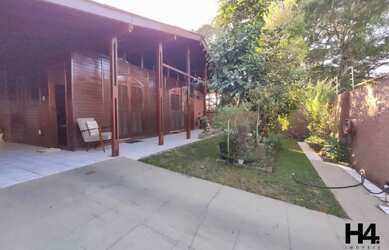 Imagem: A casa possui 4 Dormitórios, 5 Banheiros, 4 Vagas na garagem