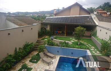 Imagem: A casa possui 3 Dormitórios, 3 Banheiros, 4 Vagas na garagem