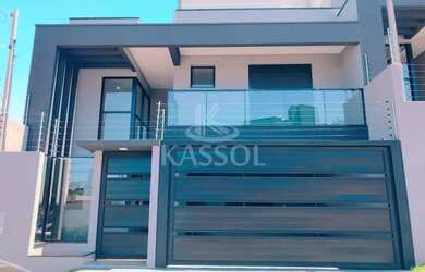 Imagem: A casa possui 3 Dormitórios, 3 Banheiros, 4 Vagas na garagem