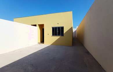 Imagem: A casa possui 2 Dormitórios, 1 Banheiro, 2 Vagas na garagem