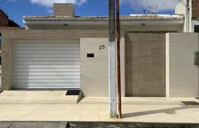 Imagem: A casa possui 3 Dormitórios, 3 Banheiros, 2 Vagas na garagem