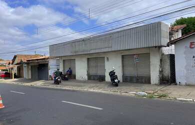 Imagem: A casa possui 5 Dormitórios, 2 Banheiros, 4 Vagas na garagem