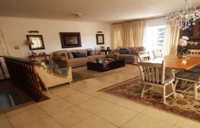 Imagem: A casa possui 3 Dormitórios, 5 Banheiros, 4 Vagas na garagem