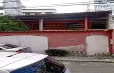 Imagem: A casa possui 3 Dormitórios, 1 Banheiro, 2 Vagas na garagem