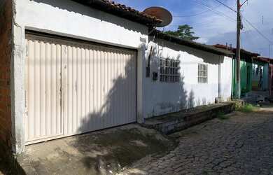 Imagem: A casa possui 3 Dormitórios, 2 Banheiros, 1 Vaga na garagem