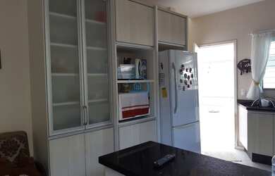 Imagem: A casa possui 3 Dormitórios, 2 Banheiros, 4 Vagas na garagem