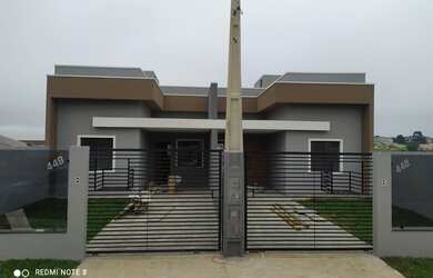 Imagem: A casa possui 3 Dormitórios, 2 Banheiros, 2 Vagas na garagem