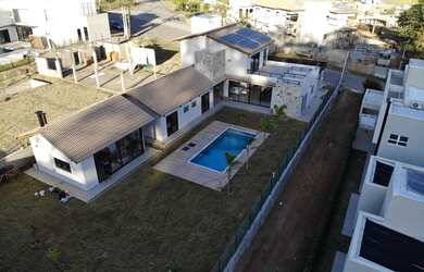 Imagem: A casa em condomínio possui 3 Dormitórios, 4 Banheiros e 320m²