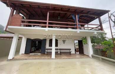 Imagem: A casa possui 5 Dormitórios, 4 Banheiros, 4 Vagas na garagem