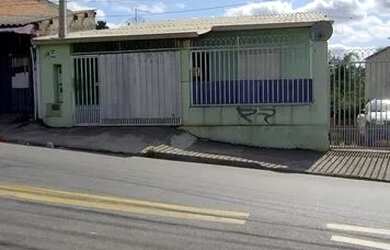 Imagem: A casa possui 3 Dormitórios, 1 Banheiro, 4 Vagas na garagem