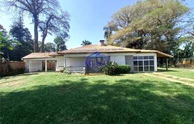 Imagem: A casa possui 4 Dormitórios, 4 Banheiros, 5 Vagas na garagem