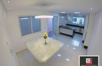 Imagem: A casa possui 3 Dormitórios, 3 Banheiros, 2 Vagas na garagem