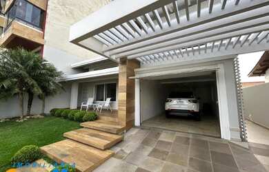 Imagem: A casa possui 3 Dormitórios, 4 Banheiros, 2 Vagas na garagem