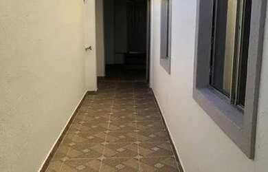 Imagem: A casa possui 3 Dormitórios, 1 Banheiro, 2 Vagas na garagem