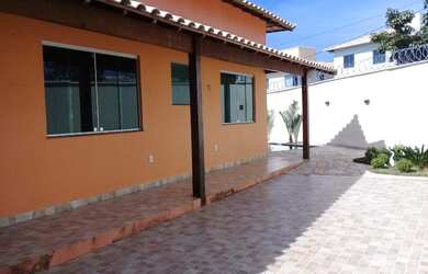 Imagem: A casa possui 3 Dormitórios, 2 Banheiros, 3 Vagas na garagem