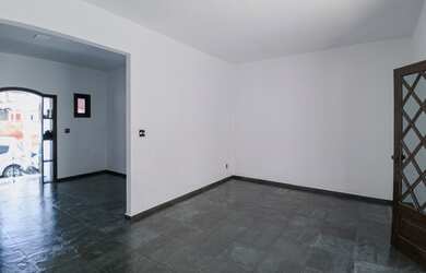 Imagem: A casa possui 2 Dormitórios, 2 Banheiros, 2 Vagas na garagem