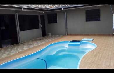 Imagem: A casa possui 3 Dormitórios, 2 Banheiros, 5 Vagas na garagem