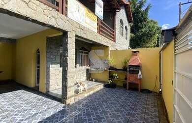 Imagem: A casa possui 4 Dormitórios, 2 Banheiros, 4 Vagas na garagem