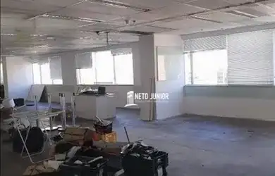 Imagem: O depósito possui 4 Vagas na garagem, 497m² de Área e está