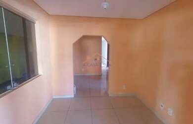 Imagem: A casa possui 3 Dormitórios, 2 Banheiros, 1 Vaga na garagem