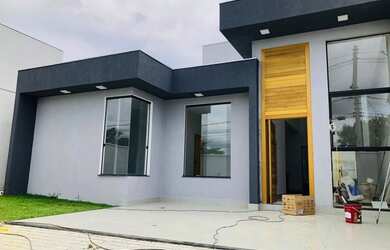 Imagem: A casa possui 3 Dormitórios, 2 Banheiros, 4 Vagas na garagem