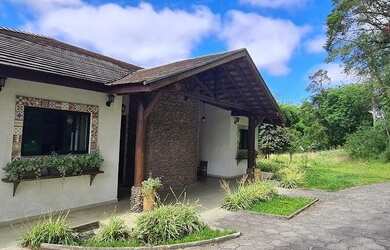 Imagem: A casa possui 3 Dormitórios, 2 Banheiros, 3 Vagas na garagem