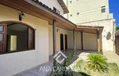 Imagem: A casa possui 4 Dormitórios, 2 Banheiros, 2 Vagas na garagem