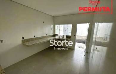 Imagem: A casa possui 3 Dormitórios, 2 Banheiros, 2 Vagas na garagem